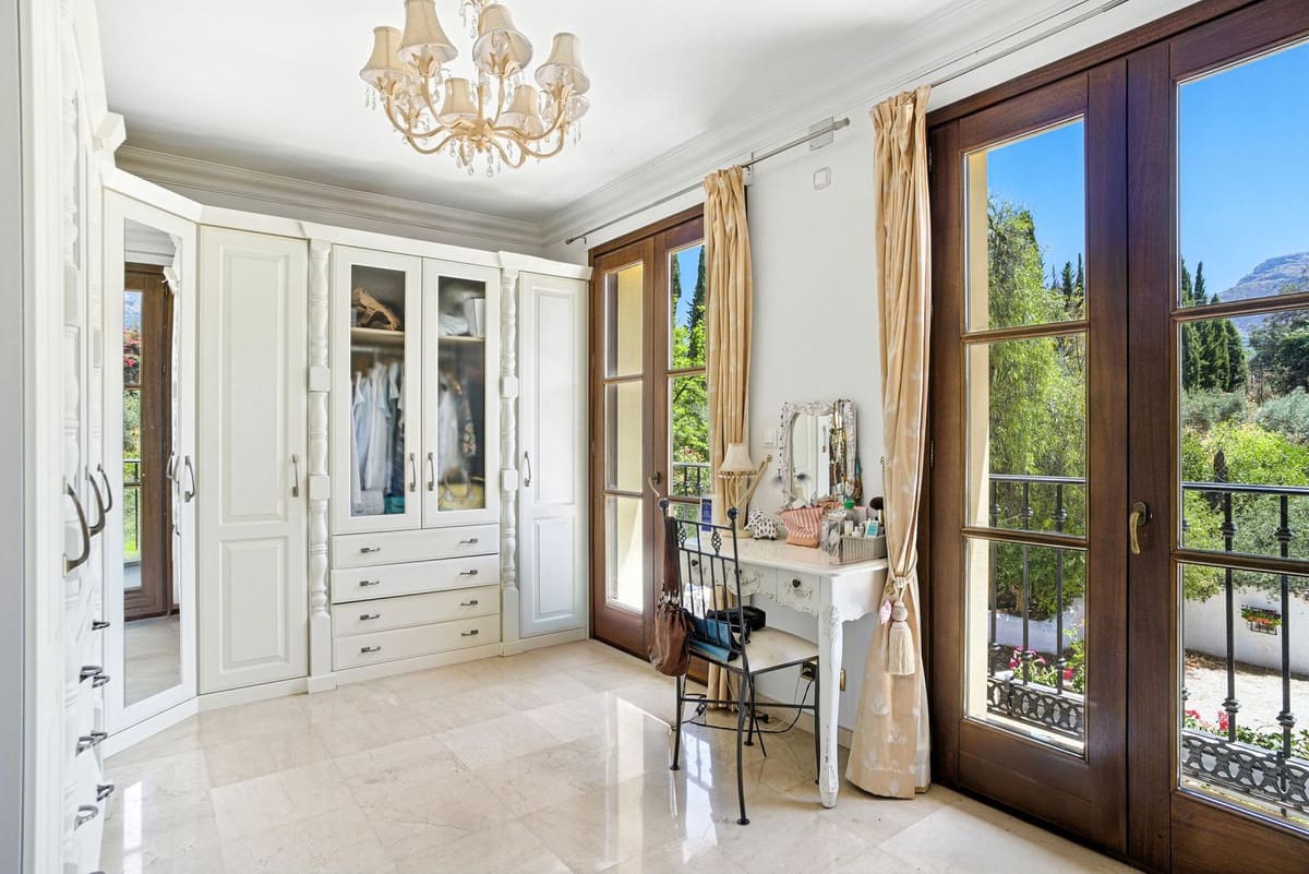 6 bedroom Villa for sale in Alhaurin el Grande with pool - € 2,200,000 (Ref: 9136136)