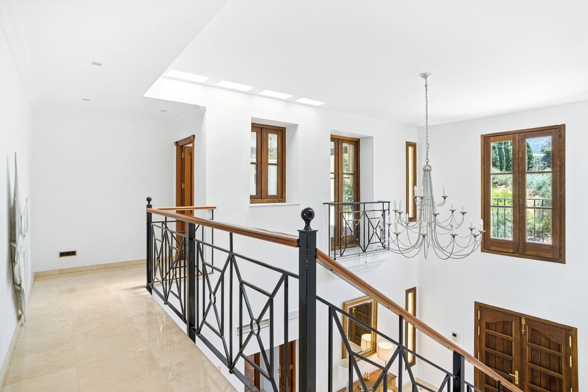 6 bedroom Villa for sale in Alhaurin el Grande with pool - € 2,200,000 (Ref: 9136136)