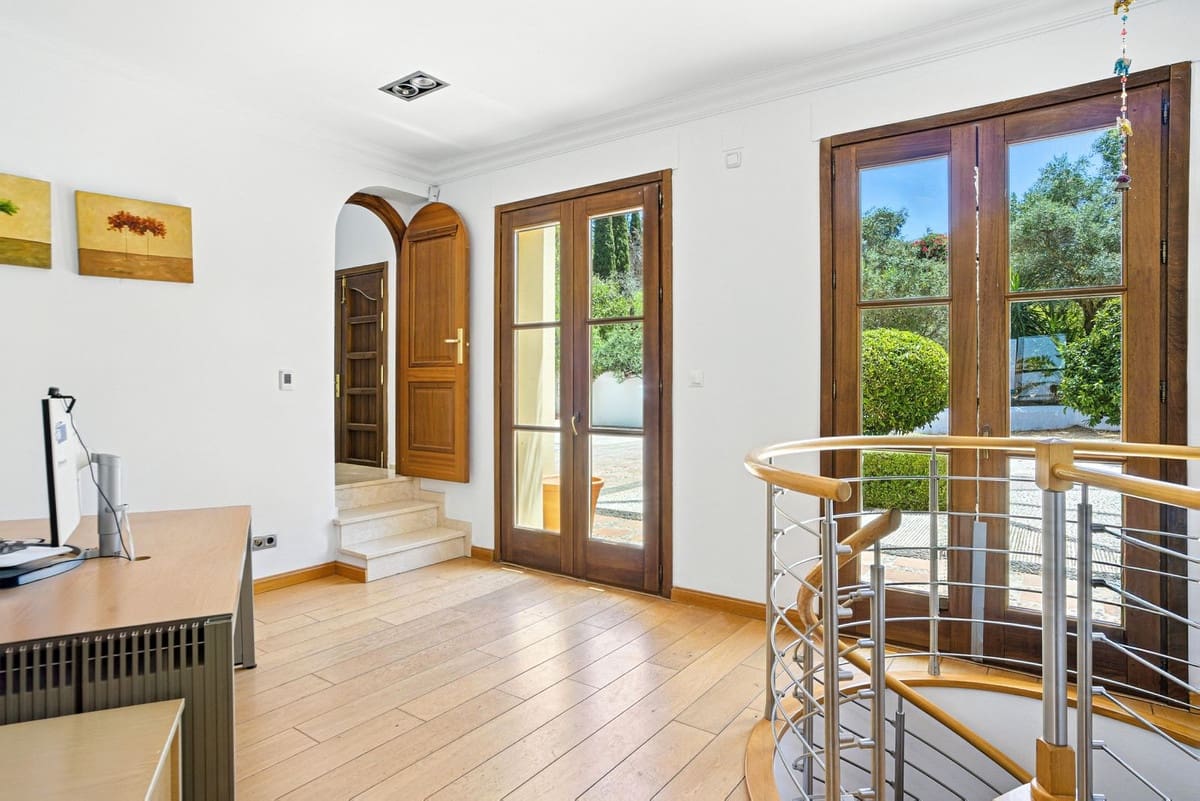 6 bedroom Villa for sale in Alhaurin el Grande with pool - € 2,200,000 (Ref: 9136136)