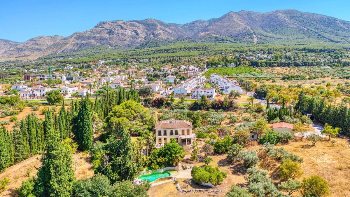 6 bedroom Villa for sale in Alhaurin el Grande with pool - € 2,200,000 (Ref: 9136136)