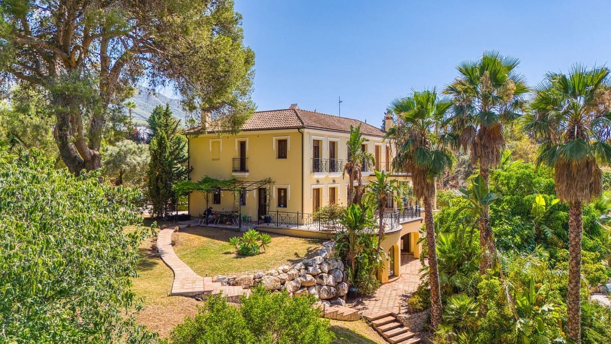 6 bedroom Villa for sale in Alhaurin el Grande with pool - € 2,200,000 (Ref: 9136136)