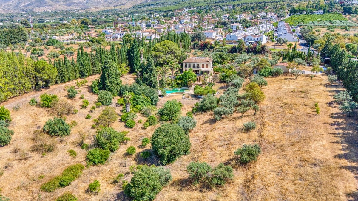 6 bedroom Villa for sale in Alhaurin el Grande with pool - € 2,200,000 (Ref: 9136136)