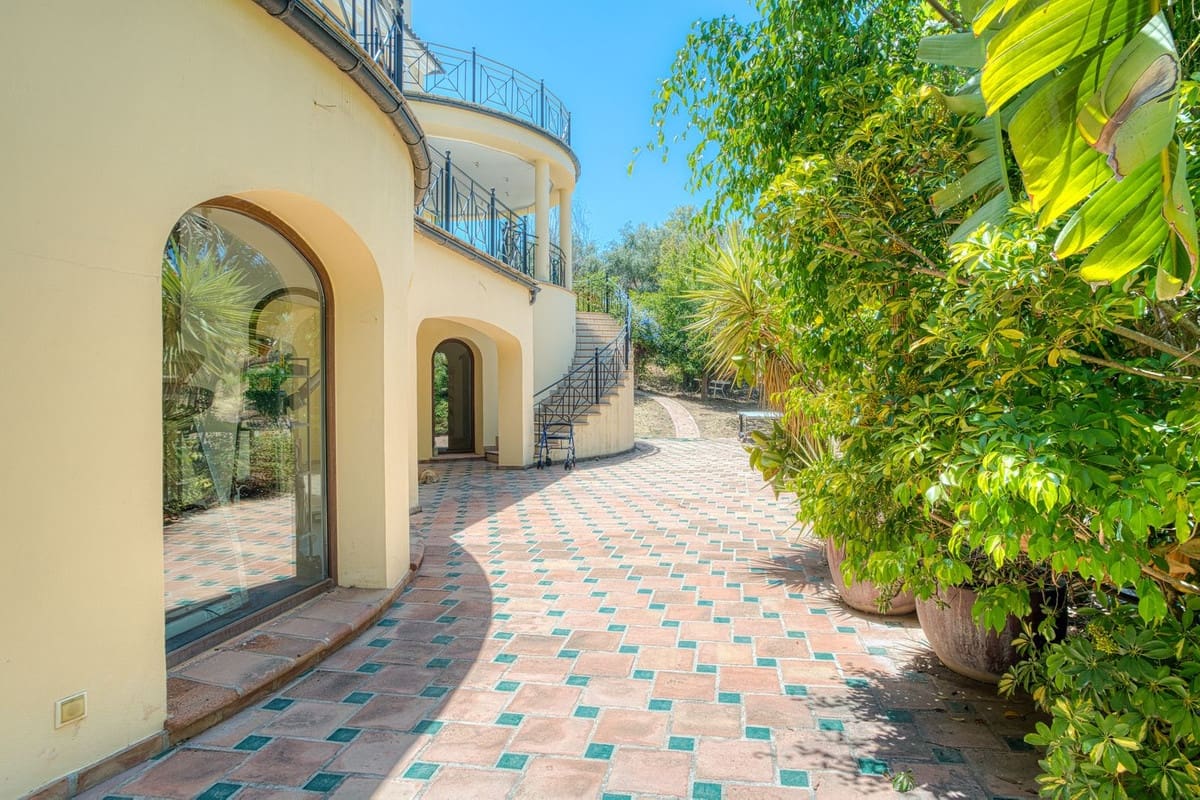 6 bedroom Villa for sale in Alhaurin el Grande with pool - € 2,200,000 (Ref: 9136136)