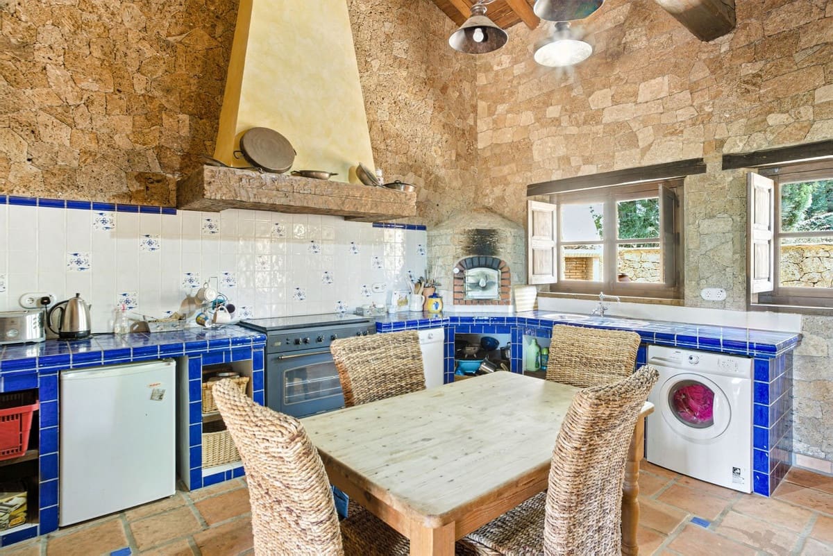 6 bedroom Villa for sale in Alhaurin el Grande with pool - € 2,200,000 (Ref: 9136136)