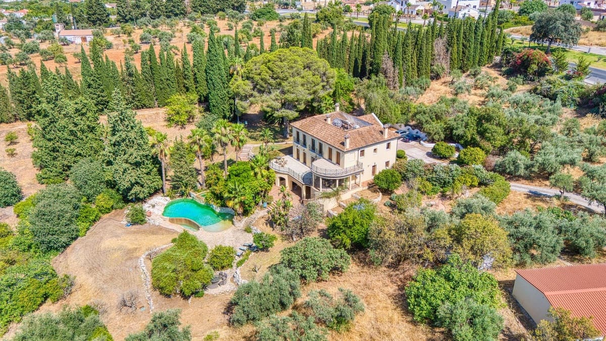 6 bedroom Villa for sale in Alhaurin el Grande with pool - € 2,200,000 (Ref: 9136136)