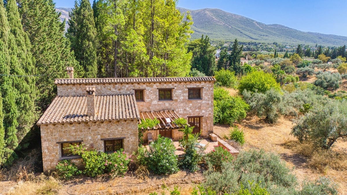 6 bedroom Villa for sale in Alhaurin el Grande with pool - € 2,200,000 (Ref: 9136136)