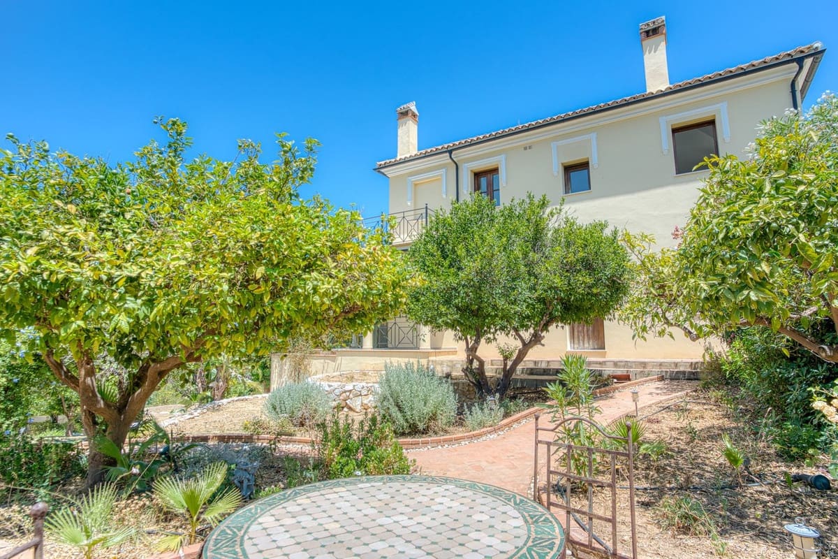 6 bedroom Villa for sale in Alhaurin el Grande with pool - € 2,200,000 (Ref: 9136136)