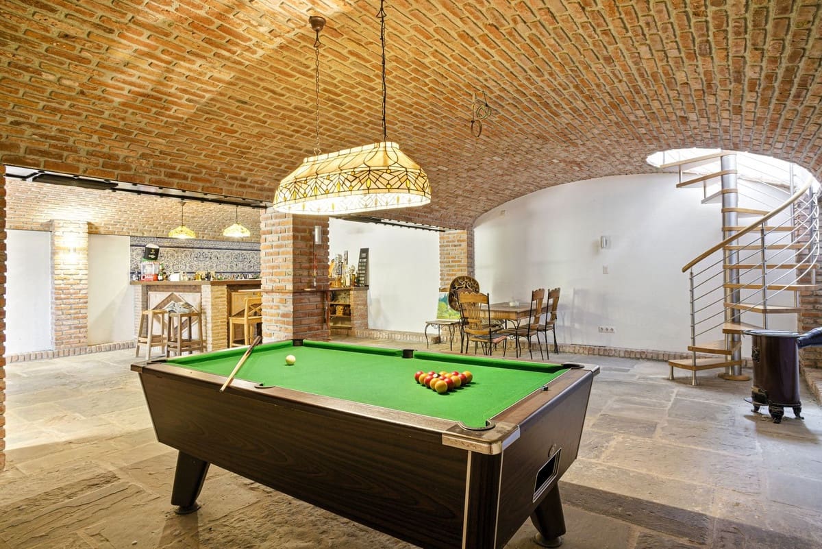 6 bedroom Villa for sale in Alhaurin el Grande with pool - € 2,200,000 (Ref: 9136136)