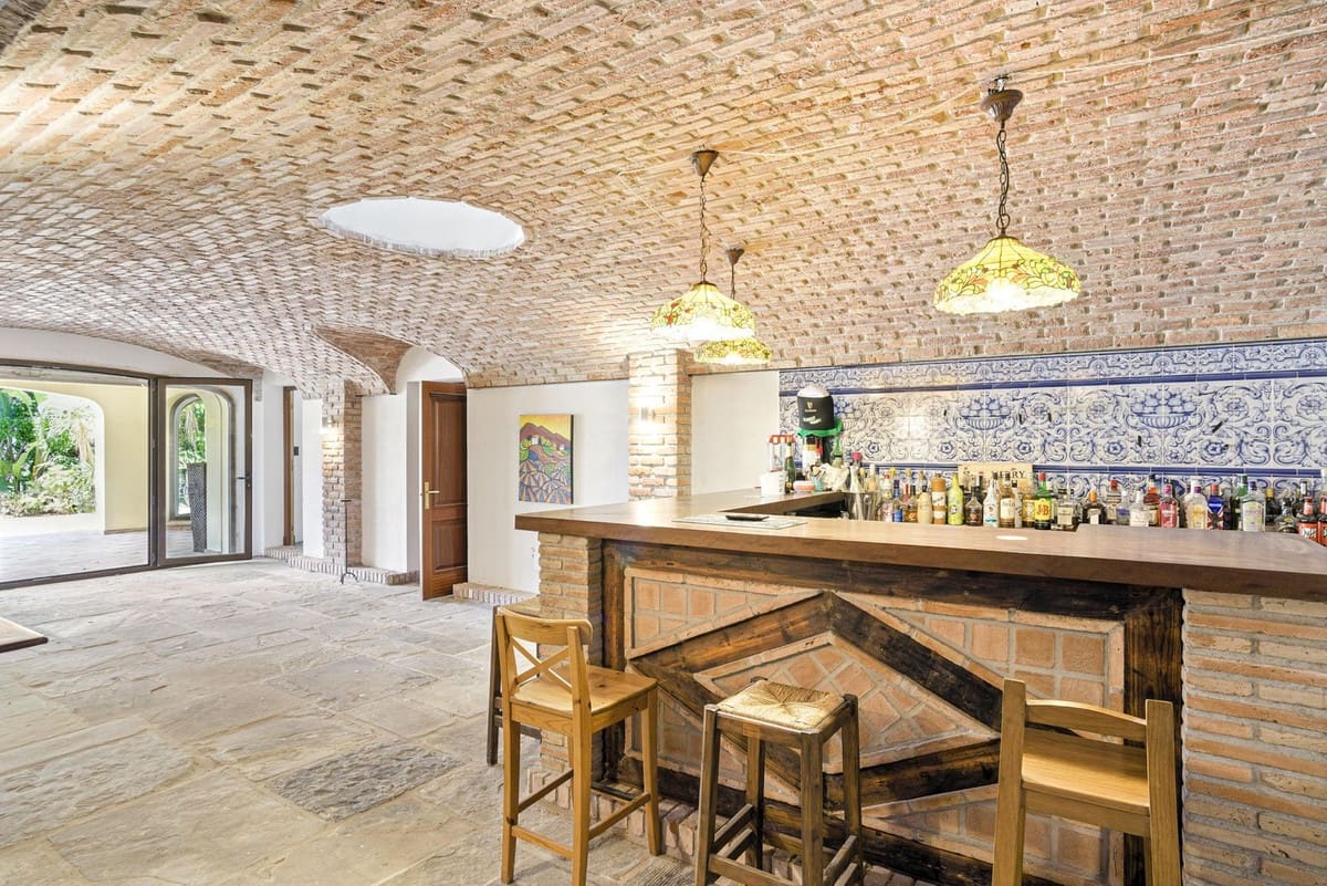 6 bedroom Villa for sale in Alhaurin el Grande with pool - € 2,200,000 (Ref: 9136136)