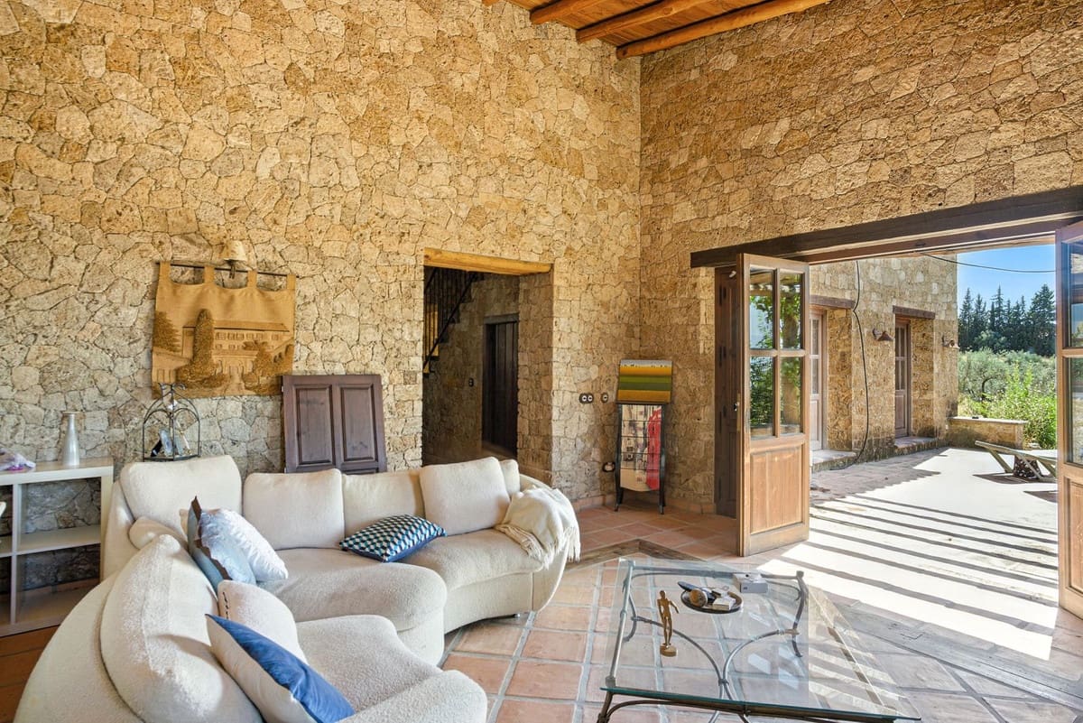 6 bedroom Villa for sale in Alhaurin el Grande with pool - € 2,200,000 (Ref: 9136136)