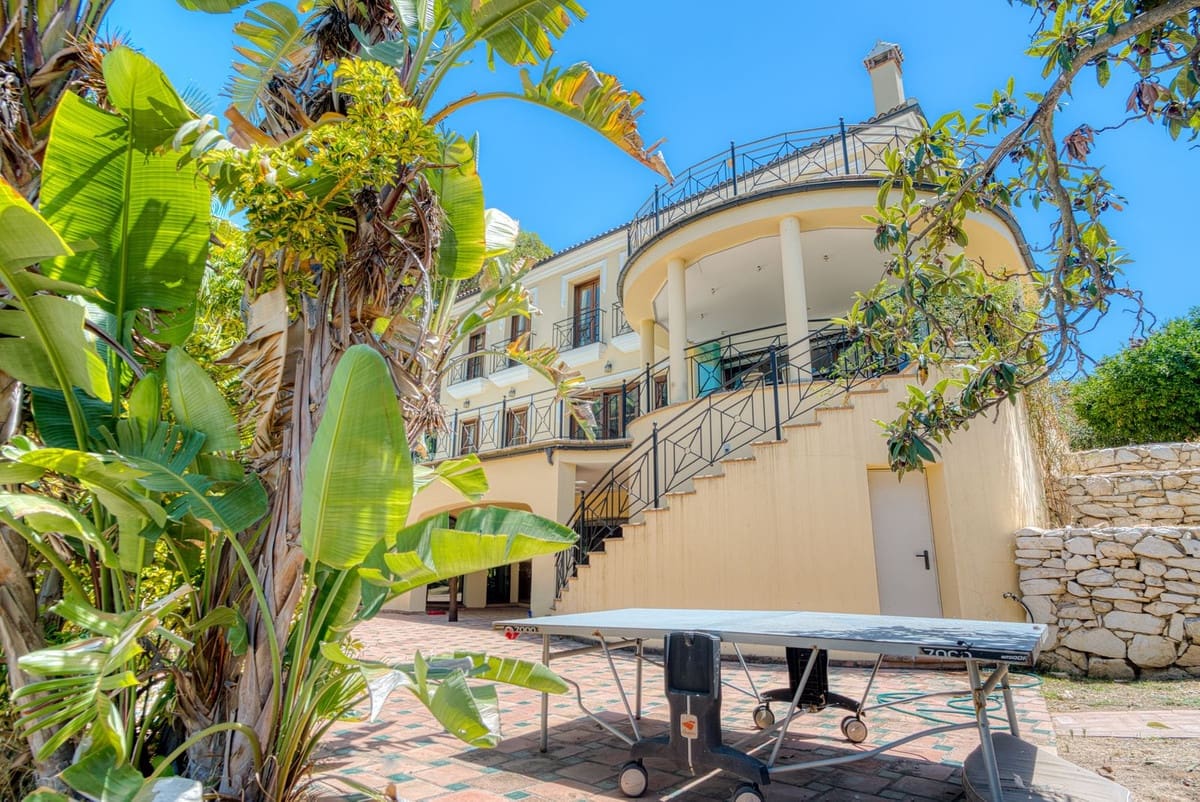 6 bedroom Villa for sale in Alhaurin el Grande with pool - € 2,200,000 (Ref: 9136136)