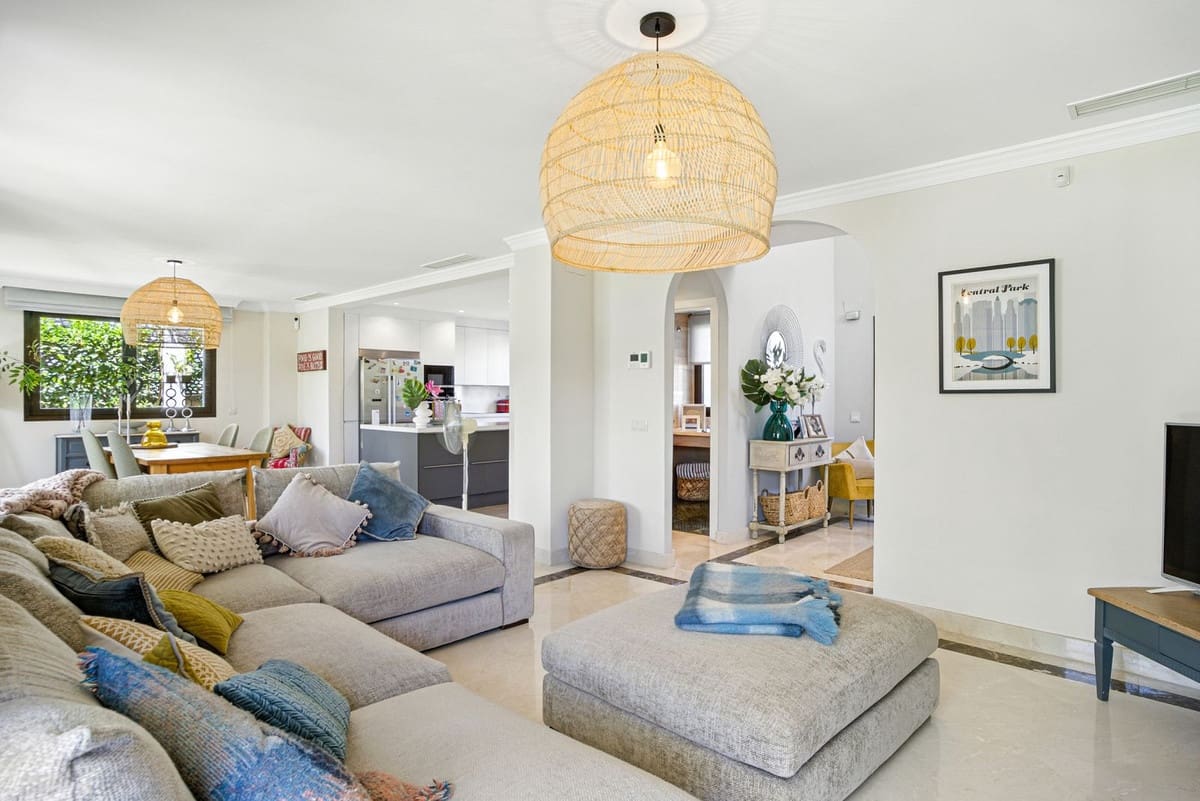 Chalet de 3 habitaciones en Estepona en venta con piscina - 945.000 € (Ref: 9186288)