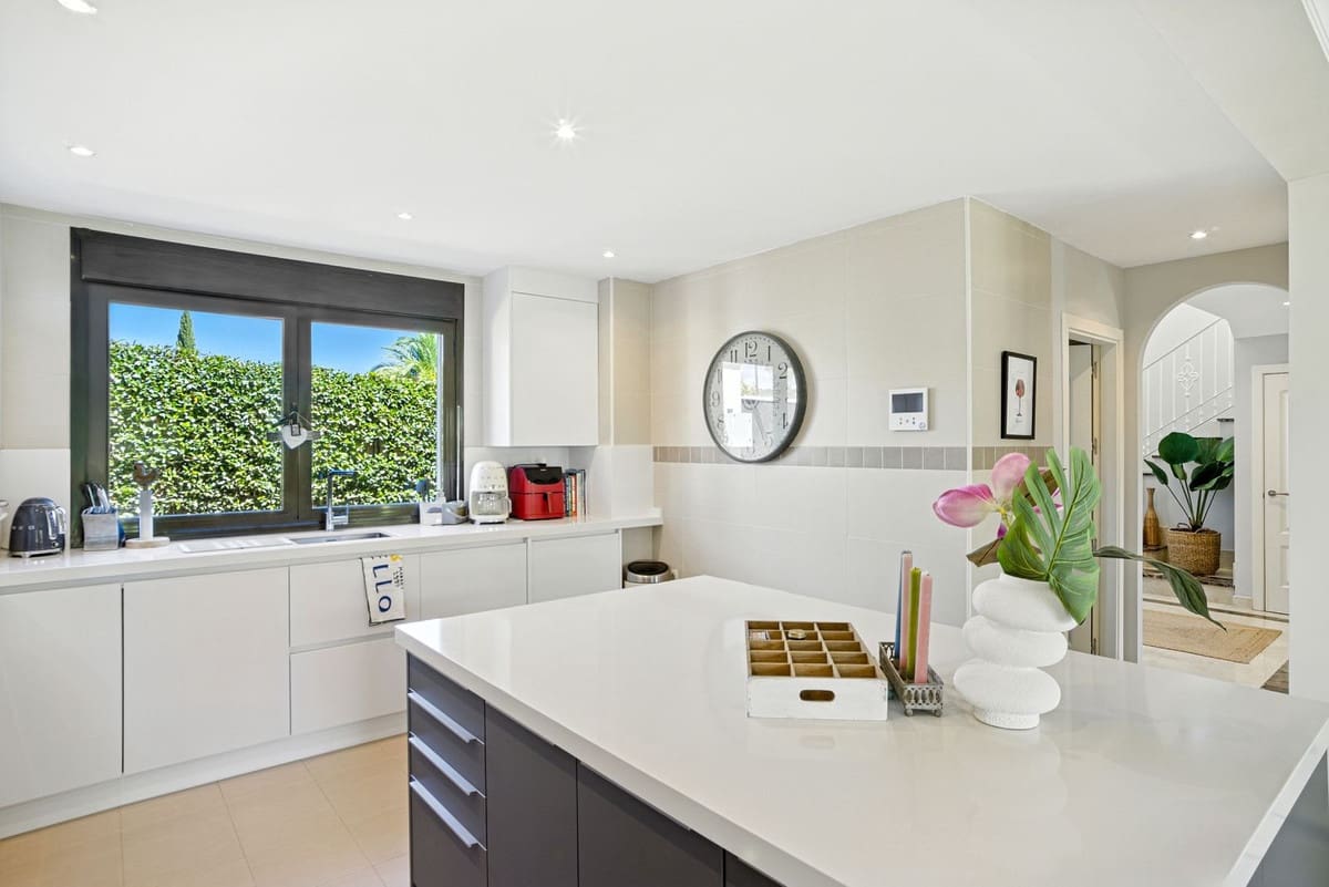 Chalet de 3 habitaciones en Estepona en venta con piscina - 945.000 € (Ref: 9186288)