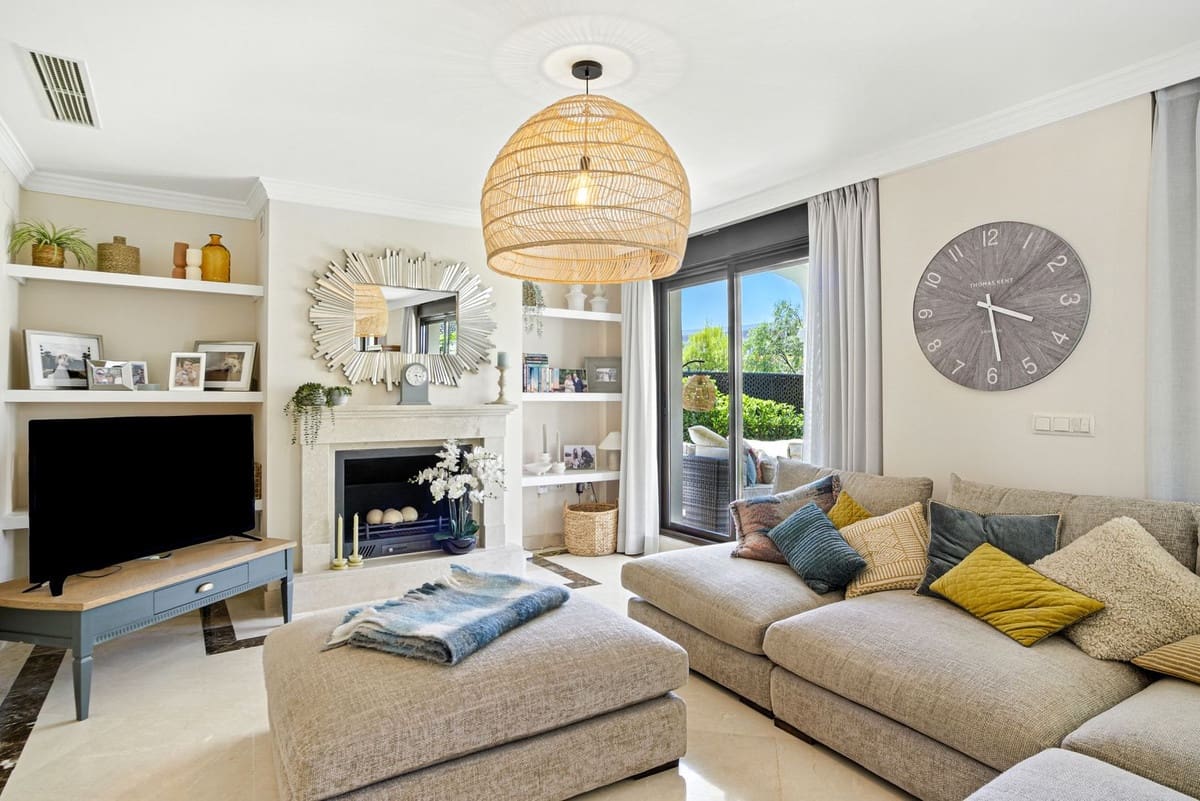 Chalet de 3 habitaciones en Estepona en venta con piscina - 945.000 € (Ref: 9186288)