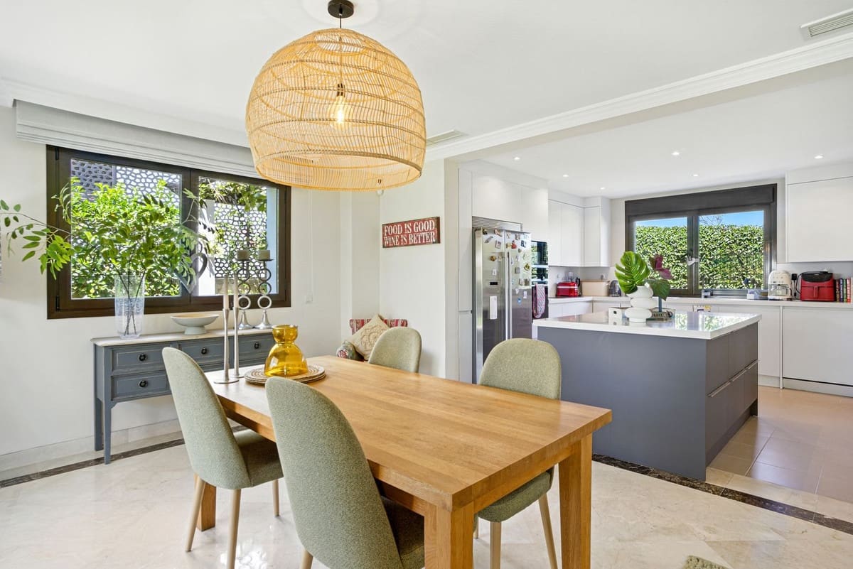 Chalet de 3 habitaciones en Estepona en venta con piscina - 945.000 € (Ref: 9186288)