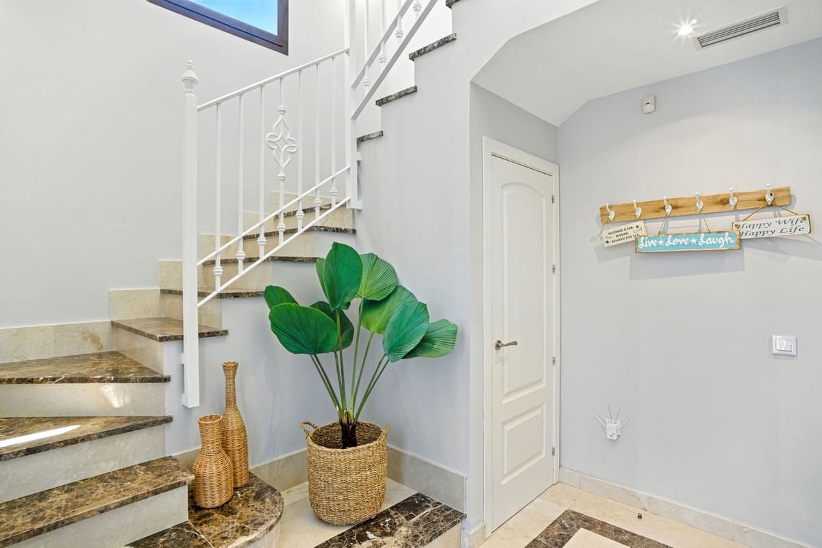 Chalet de 3 habitaciones en Estepona en venta con piscina - 945.000 € (Ref: 9186288)