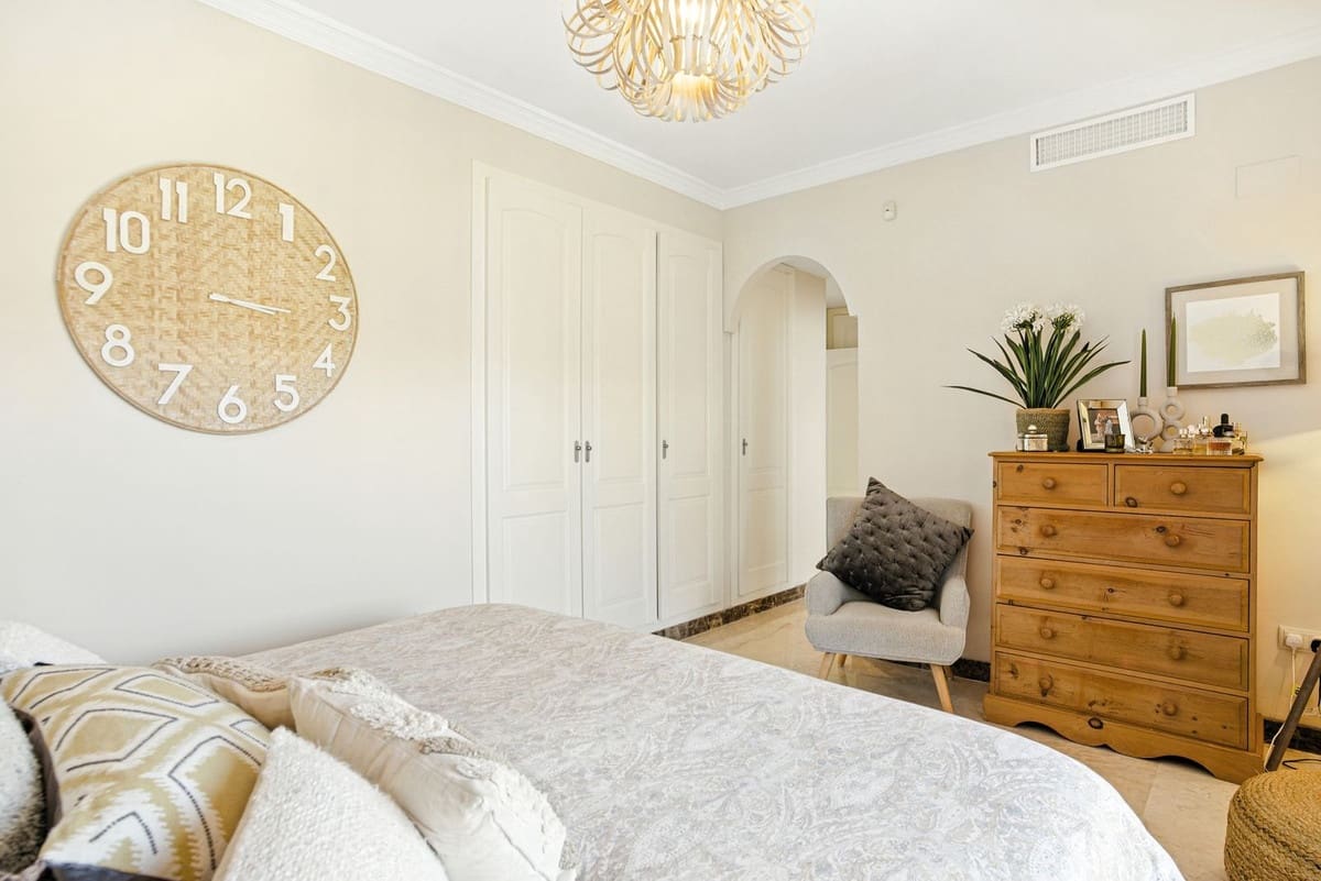 Chalet de 3 habitaciones en Estepona en venta con piscina - 945.000 € (Ref: 9186288)