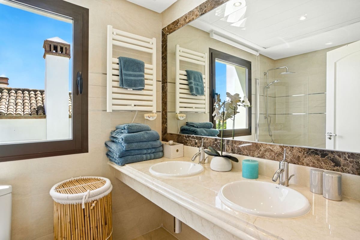 Chalet de 3 habitaciones en Estepona en venta con piscina - 945.000 € (Ref: 9186288)