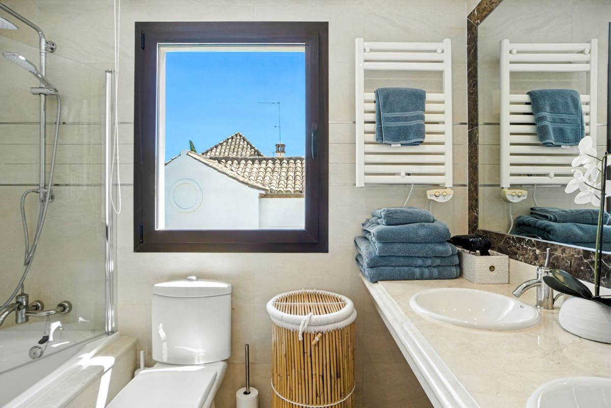 Chalet de 3 habitaciones en Estepona en venta con piscina - 945.000 € (Ref: 9186288)