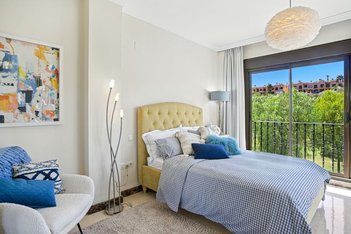 Chalet de 3 habitaciones en Estepona en venta con piscina - 945.000 € (Ref: 9186288)