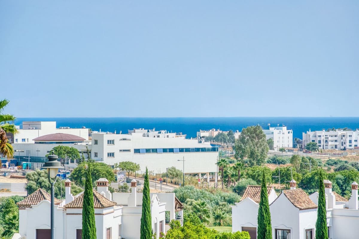 Chalet de 3 habitaciones en Estepona en venta con piscina - 945.000 € (Ref: 9186288)