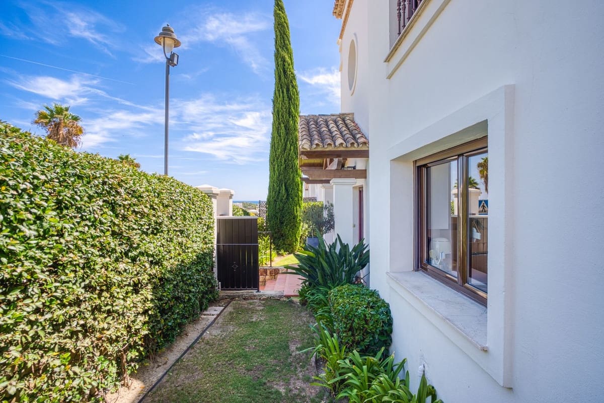 Chalet de 3 habitaciones en Estepona en venta con piscina - 945.000 € (Ref: 9186288)