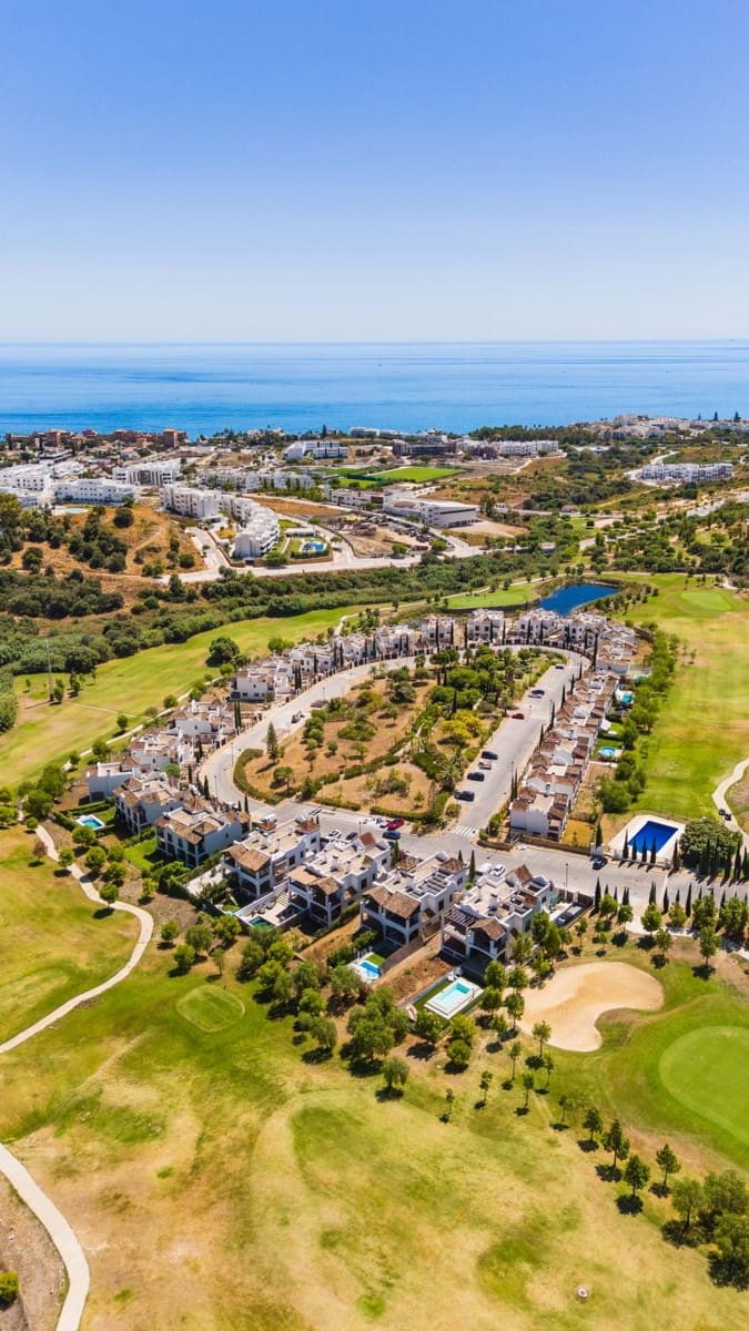 Chalet de 3 habitaciones en Estepona en venta con piscina - 945.000 € (Ref: 9186288)