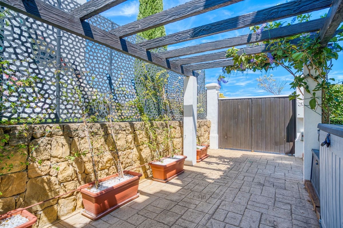 Chalet de 3 habitaciones en Estepona en venta con piscina - 945.000 € (Ref: 9186288)