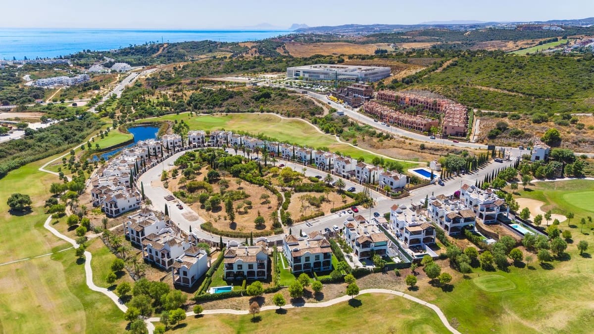 Chalet de 3 habitaciones en Estepona en venta con piscina - 945.000 € (Ref: 9186288)