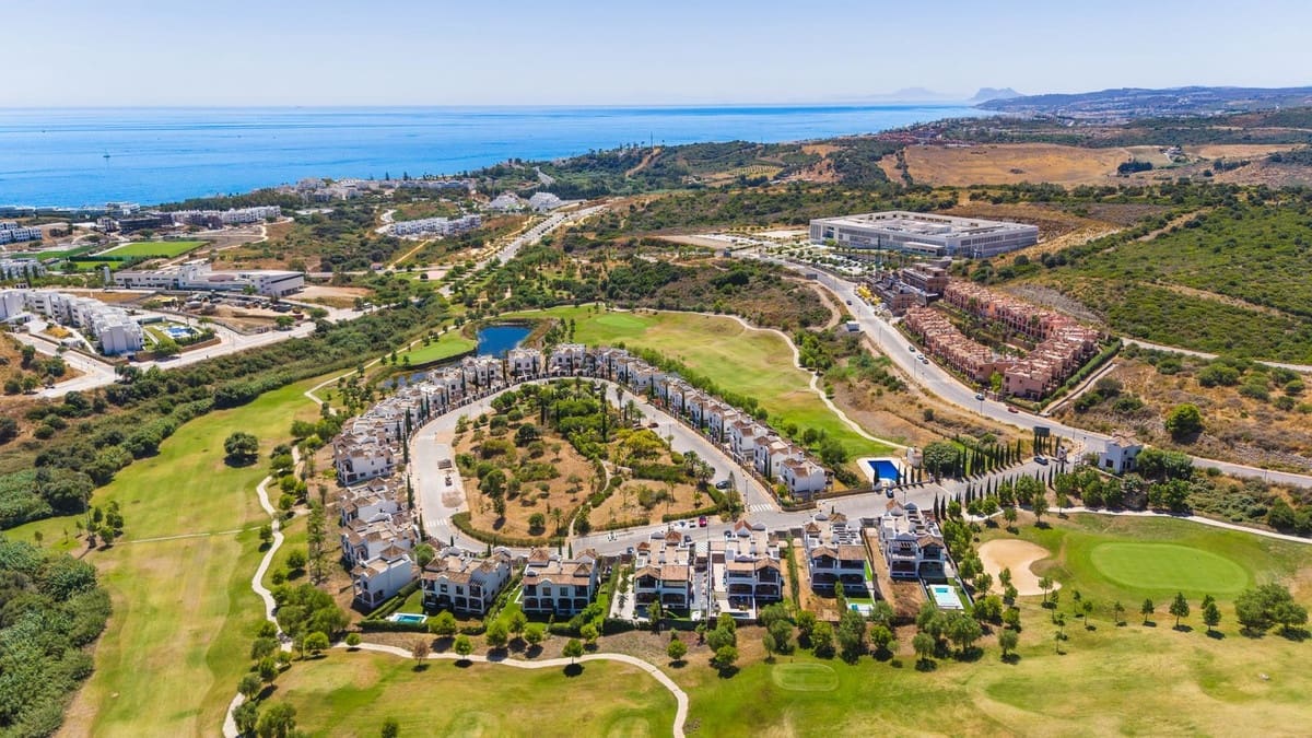 Chalet de 3 habitaciones en Estepona en venta con piscina - 945.000 € (Ref: 9186288)