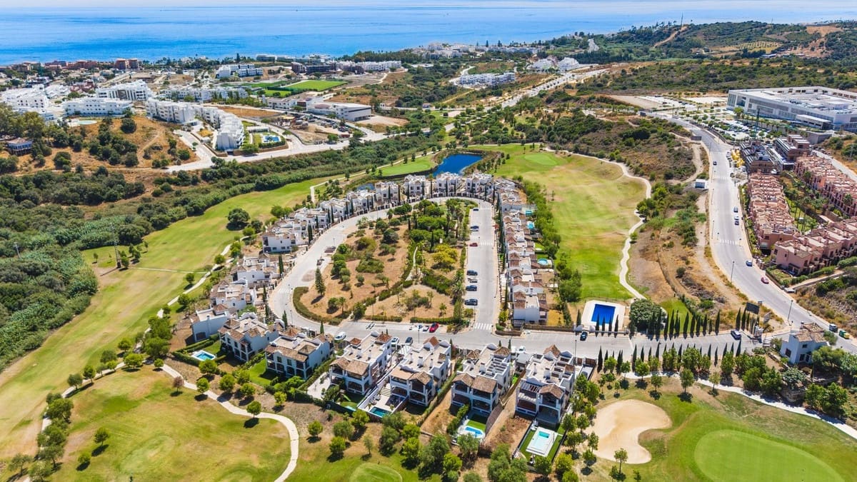 Chalet de 3 habitaciones en Estepona en venta con piscina - 945.000 € (Ref: 9186288)