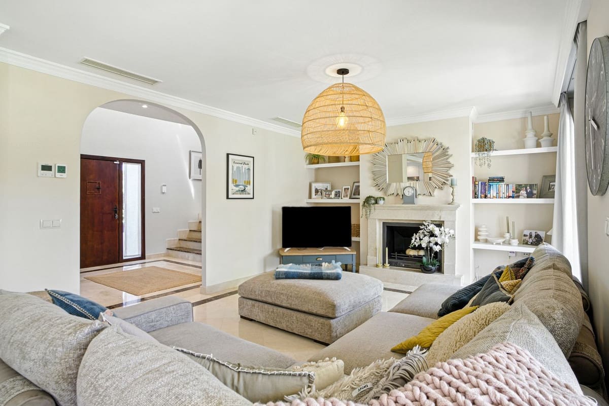 3 bedroom Villa for sale in Estepona with pool - € 849,750 (Ref: 9186288)