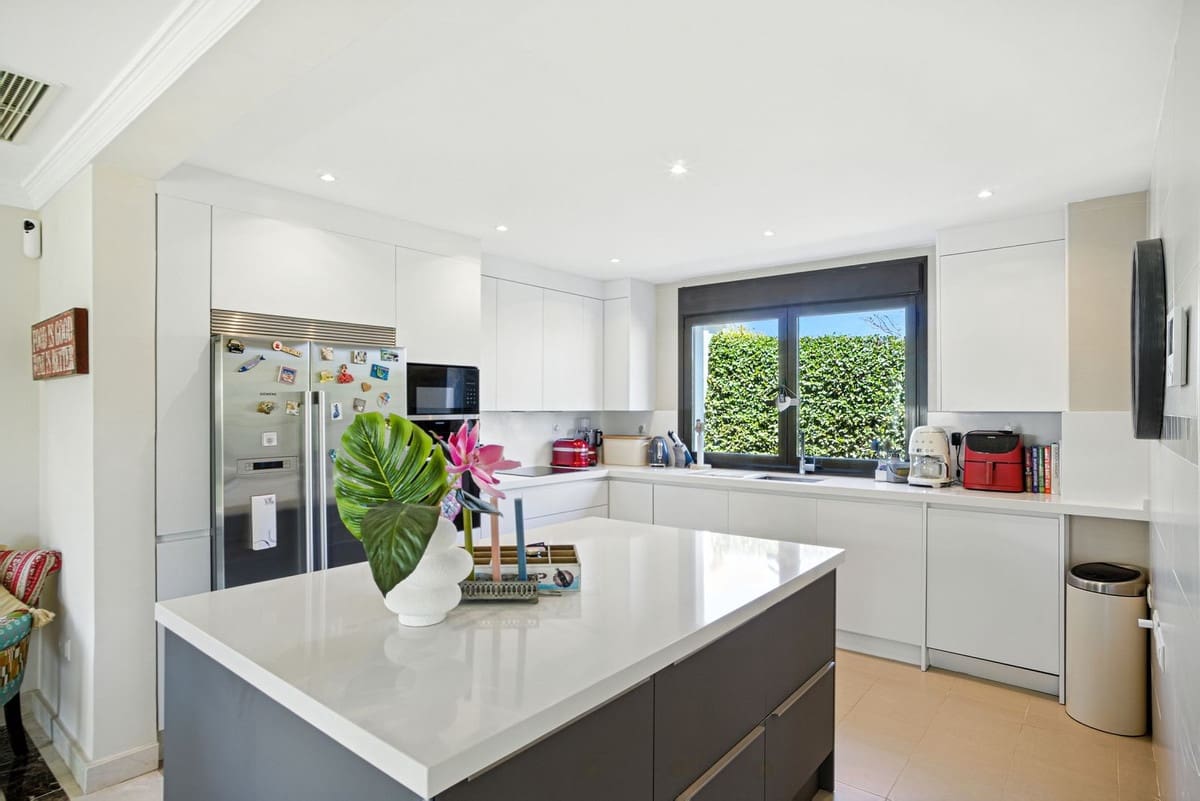 3 bedroom Villa for sale in Estepona with pool - € 849,750 (Ref: 9186288)