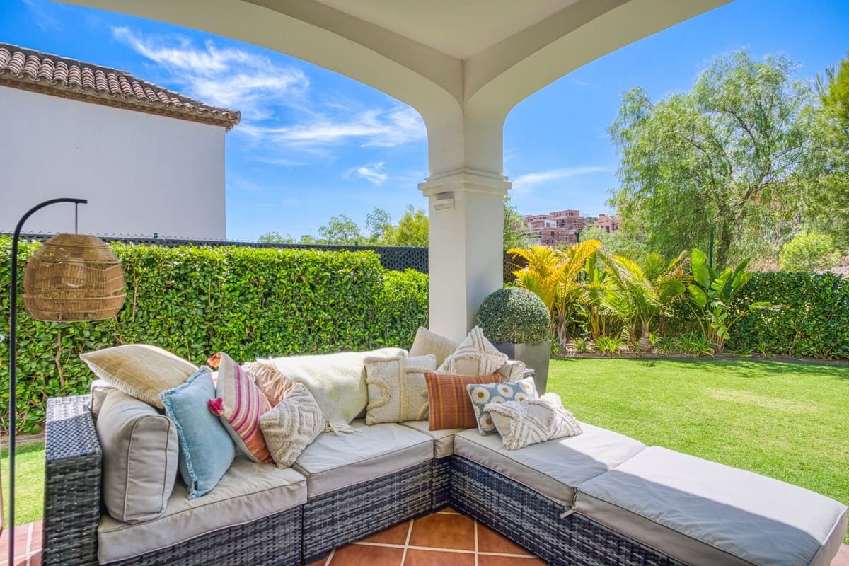 3 bedroom Villa for sale in Estepona with pool - € 849,750 (Ref: 9186288)