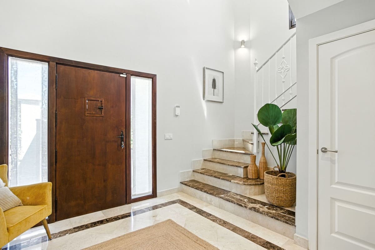 3 bedroom Villa for sale in Estepona with pool - € 849,750 (Ref: 9186288)