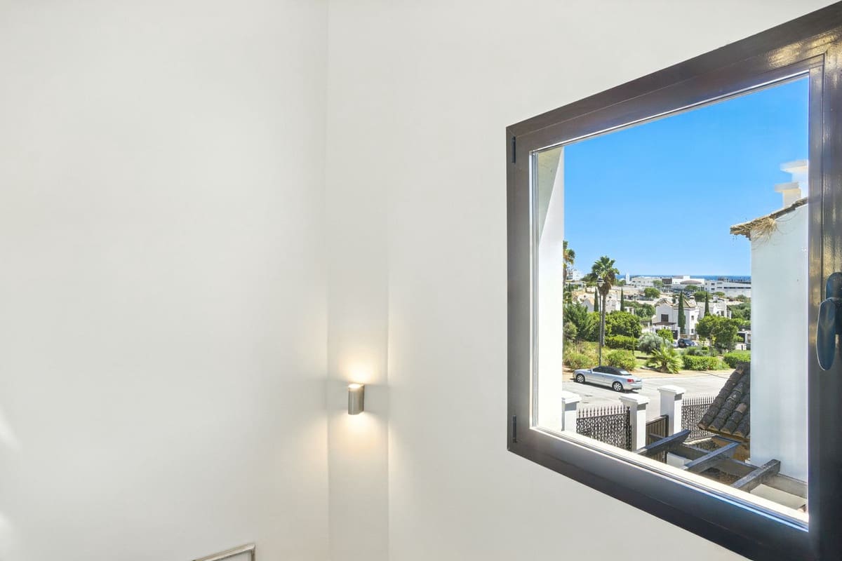 3 bedroom Villa for sale in Estepona with pool - € 849,750 (Ref: 9186288)