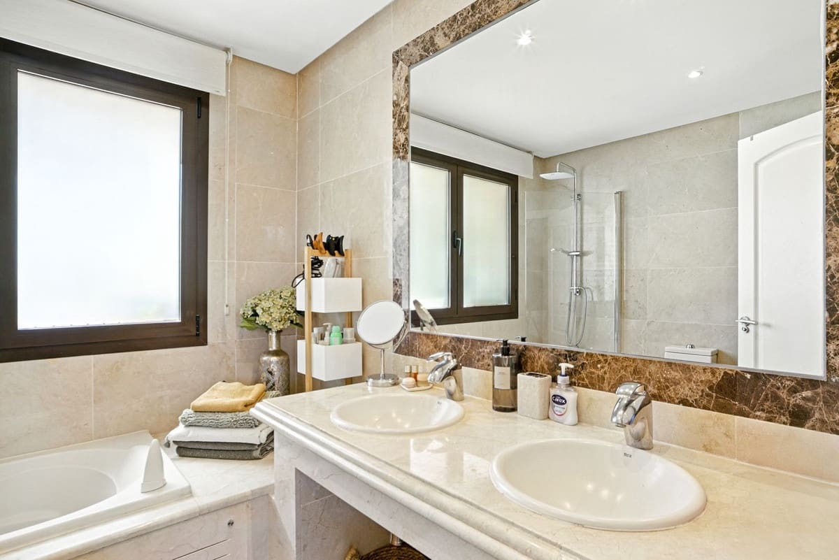 3 bedroom Villa for sale in Estepona with pool - € 849,750 (Ref: 9186288)