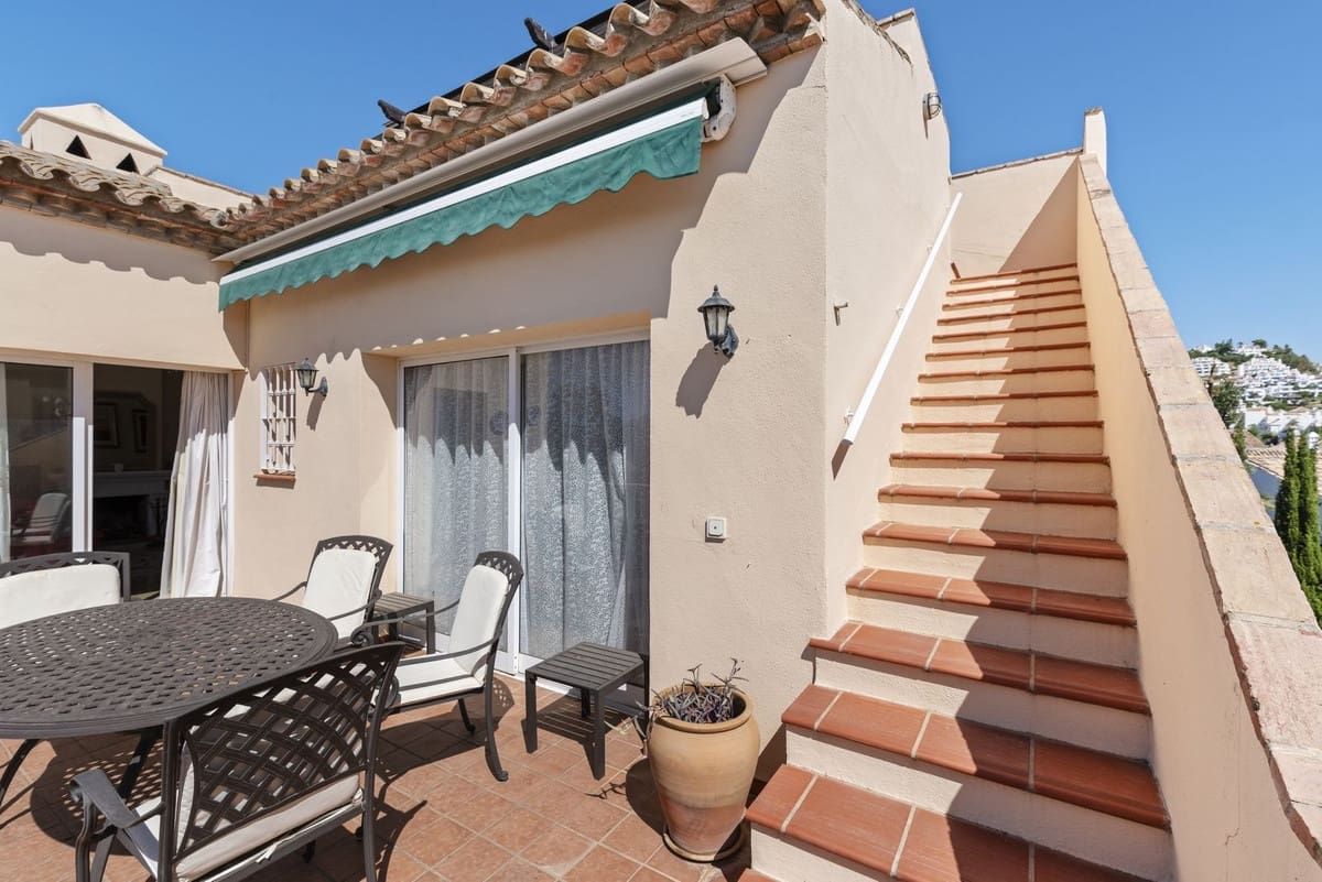 3 soveværelse Penthouse til salg i Nueva Andalucia med swimmingpool - € 649.000 (Ref: 9271970)