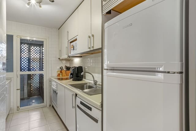 3 soveværelse Lejlighed til salg i Carib Playa, Marbella med swimmingpool - € 435.000 (Ref: 9402459)