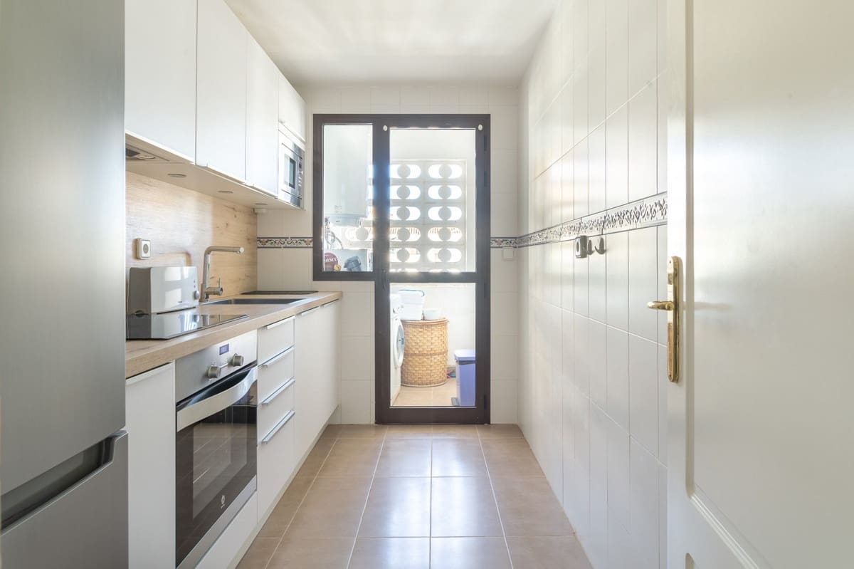 2 bedroom Apartment for sale in La Duquesa / Puerto de la Duquesa with pool - € 359,000 (Ref: 9421593)