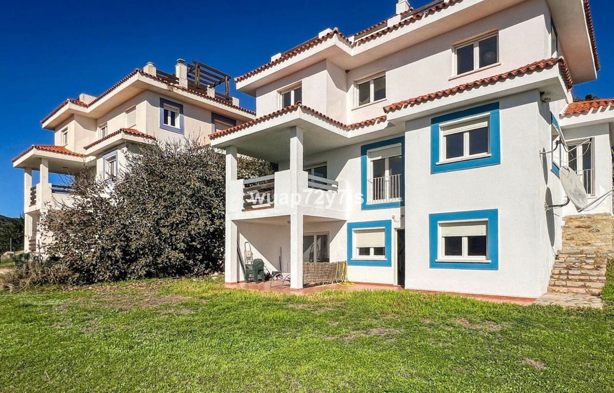 5 soveværelse Villa til salg i Manilva med swimmingpool - € 595.000 (Ref: 9443976)