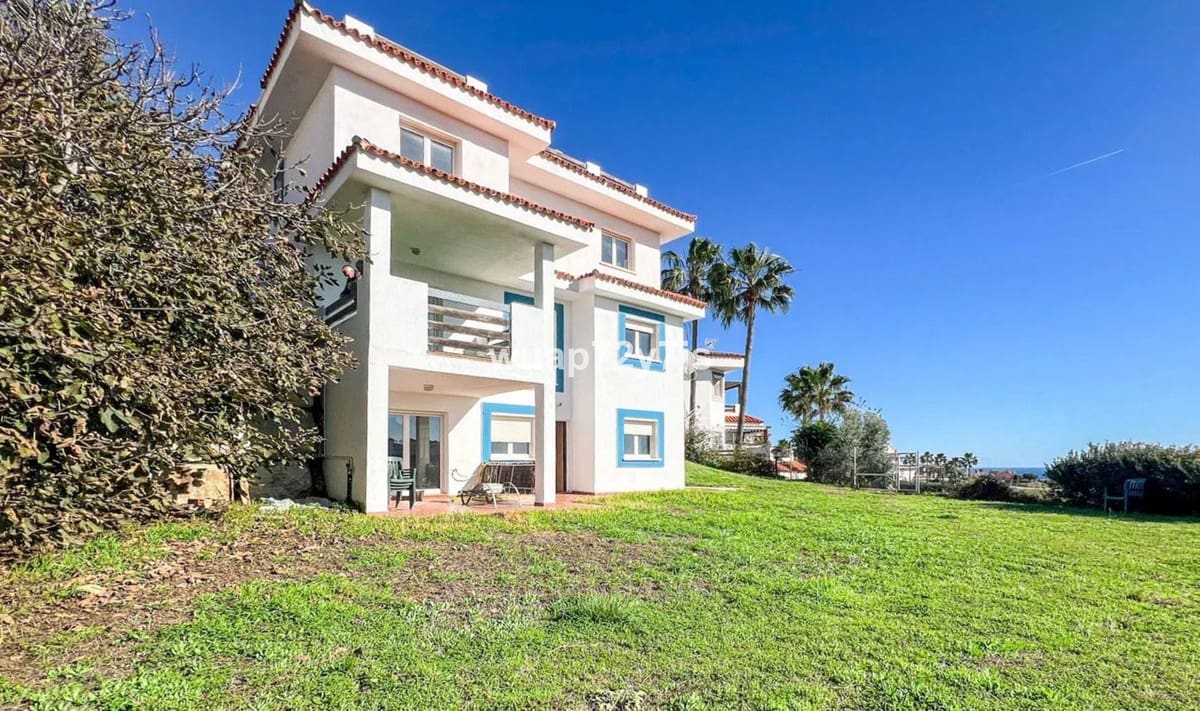 5 soveværelse Villa til salg i Manilva med swimmingpool - € 595.000 (Ref: 9443976)