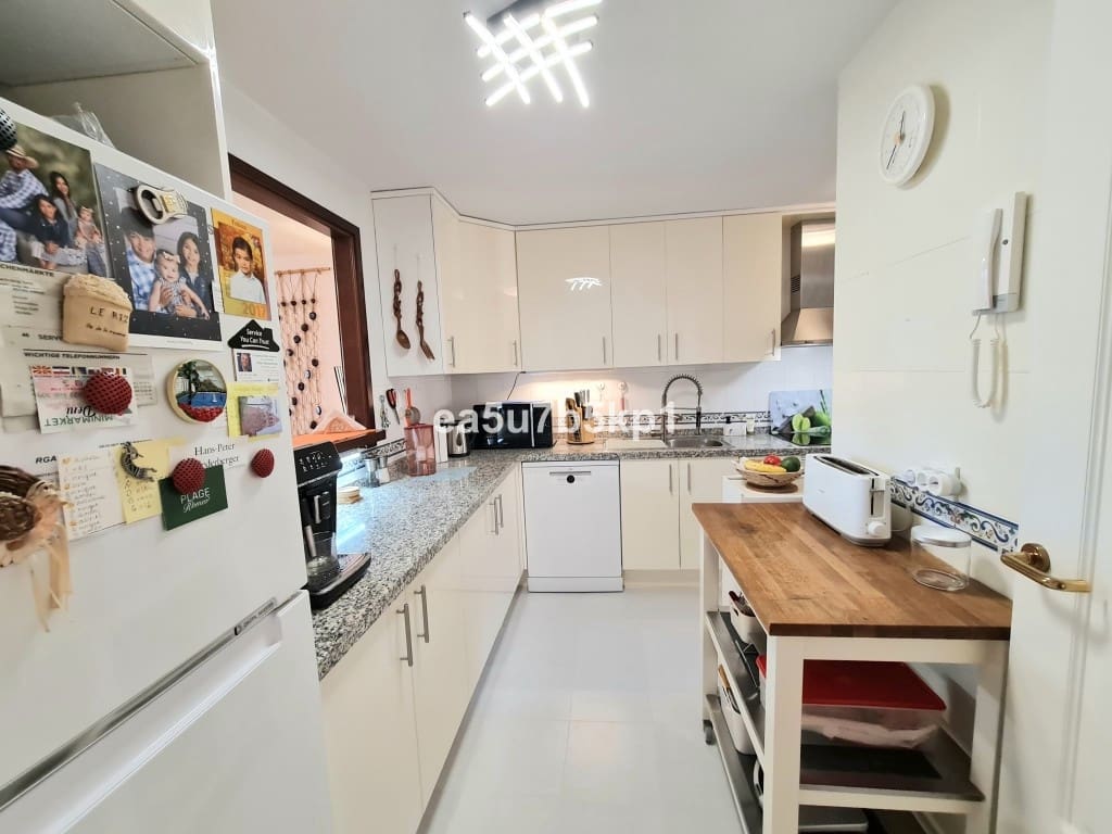 2 soveværelse Lejlighed til salg i La Duquesa / Puerto de la Duquesa med swimmingpool - € 319.800 (Ref: 9443978)