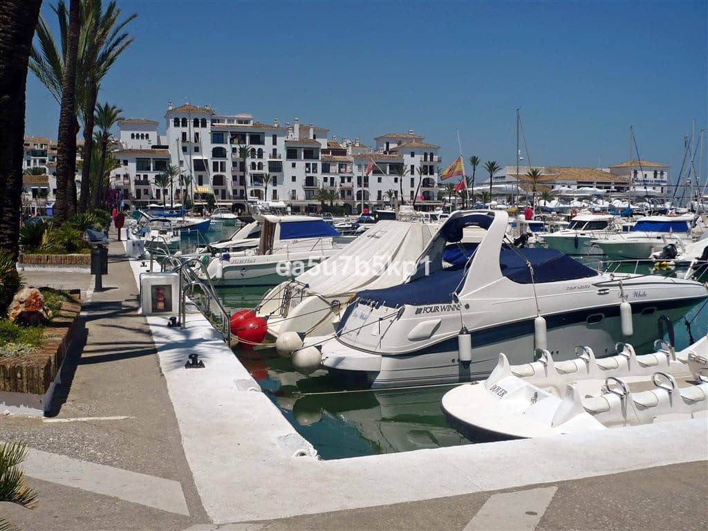 2 soveværelse Lejlighed til salg i La Duquesa / Puerto de la Duquesa med swimmingpool - € 309.800 (Ref: 9443978)