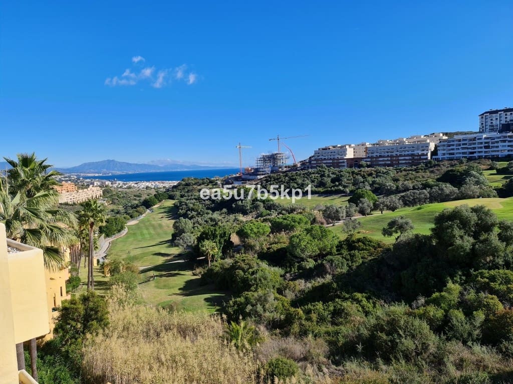 2 soveværelse Lejlighed til salg i La Duquesa / Puerto de la Duquesa med swimmingpool - € 309.800 (Ref: 9443978)