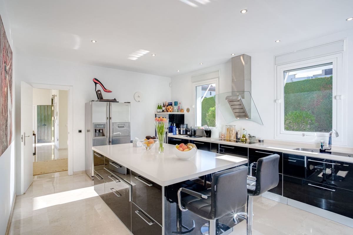 4 bedroom Villa for sale in La Cala Golf with pool - € 1,950,000 (Ref: 9516602)