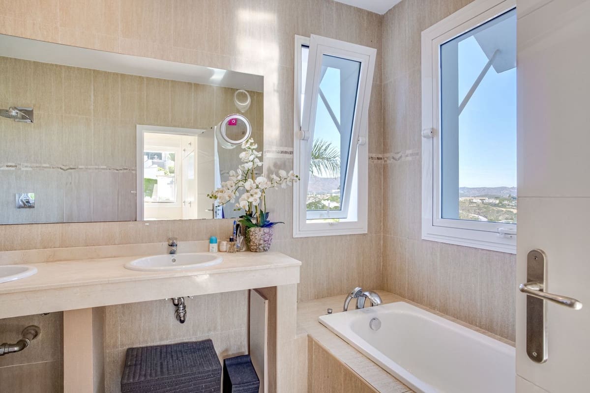 4 bedroom Villa for sale in La Cala Golf with pool - € 1,950,000 (Ref: 9516602)