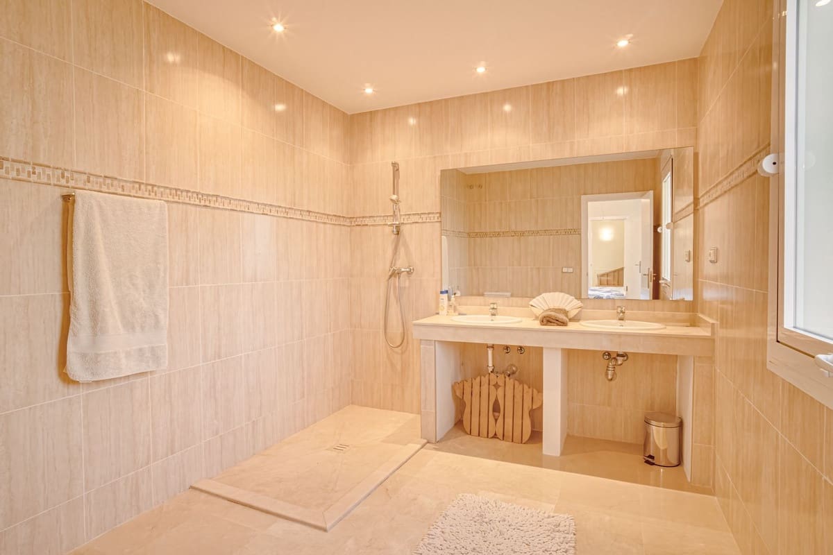 4 bedroom Villa for sale in La Cala Golf with pool - € 1,950,000 (Ref: 9516602)