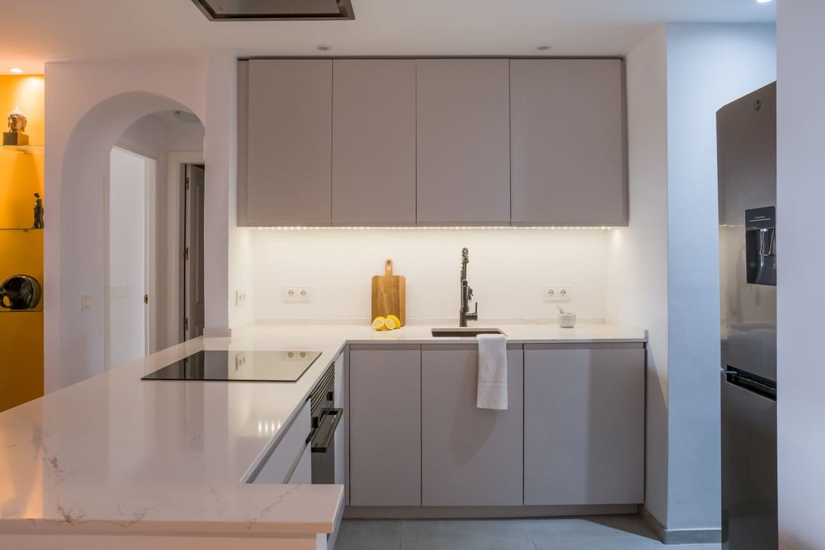 2 chambre Appartement à vendre à La Duquesa / Puerto de la Duquesa avec piscine - 325 000 € (Ref: 9559780)