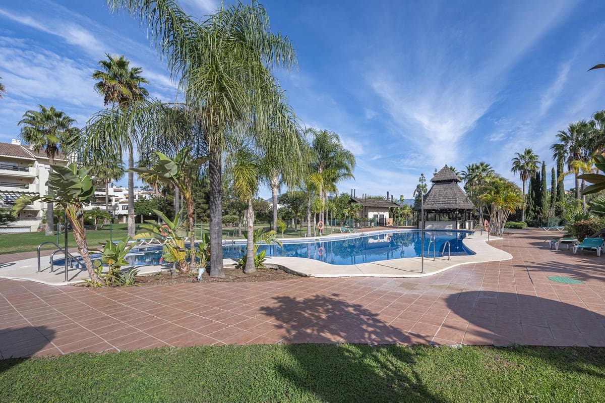 2 bedroom Apartment for sale in Estepona with pool - € 325,000 (Ref: 9566675)